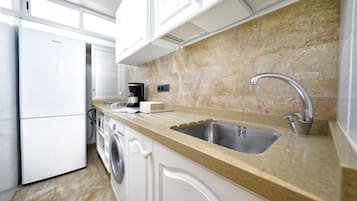 Fridge, stovetop, coffee/tea maker, electric kettle