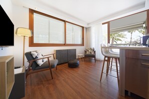 Uma sala de estar moderna com sofá, banquinho e espaço de bar.