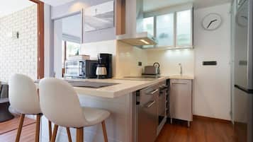Fridge, stovetop, coffee/tea maker, electric kettle