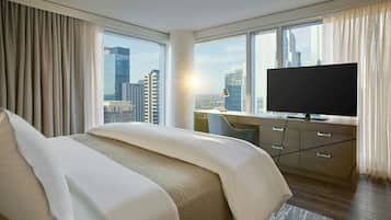 Kamer, 1 kingsize bed, op de hoek | Luxe beddengoed, een kluis op de kamer, een bureau, een laptopwerkplek