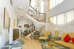3 bedrooms, in-room safe, desk, iron/ironing board - Sunshine (Mogan)