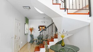 别墅, 3 间卧室 | 起居区 | 32-英寸纯平电视（配备有线频道）、电视、DVD 播放器