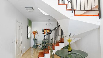 Villa, 3 habitaciones | Zona de estar | Televisión de pantalla plana de 32 pulgadas con canales por cable