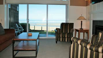 Suite, 2 chambres, en front de mer | Salle de séjour | Télévision à écran plat, lecteur de DVD