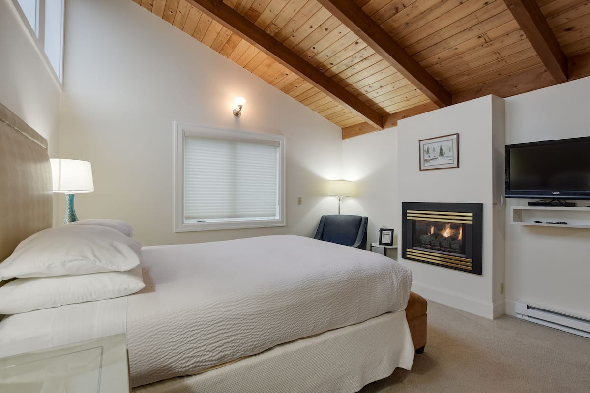 Flagship Queen Guest Room - Narrow Ocean View | 1 bedroom, iron/ironing board, free WiFi, bed sheets