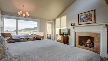 Flagship - Oceanfront King - Fireplace, Kitchen, Deck | Beach/ocean view