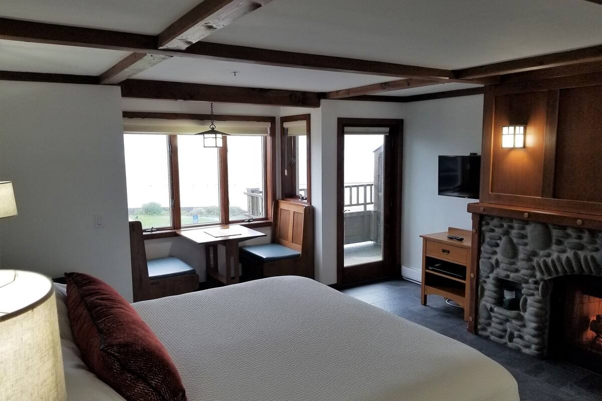 La Colina - Ocean View King Studio - Kitchenette, Fireplace, Private Deck | เตารีด/โต๊ะรีดผ้า, Wi-Fi ฟรี, ผ้าปูที่นอน