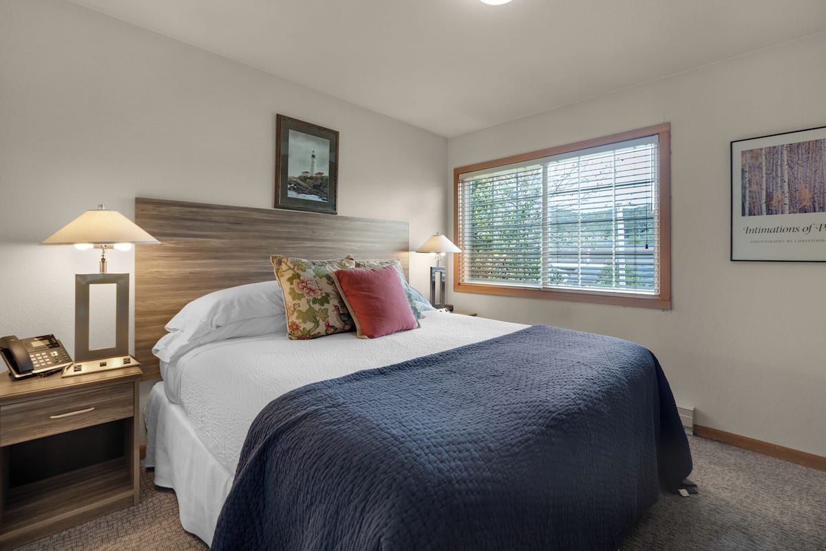 White Heron Contemporary - Oceanfront 1 Bedroom King Suite - Located 3 blocks from Hotel Property | 1 bedroom, iron/ironing board, free WiFi, bed sheets