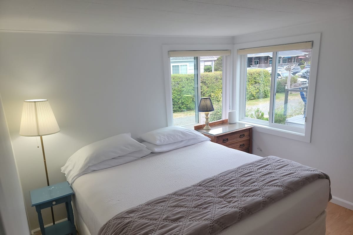 Larch Cove Cottage | 1 bedroom, iron/ironing board, free WiFi, bed sheets