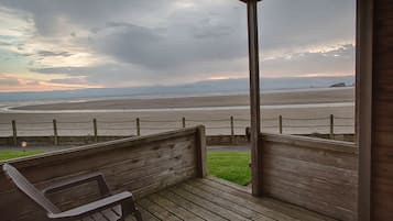 Habitación, 1 cama King size, chimenea | Vista desde la propiedad