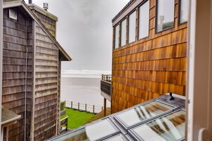 Flagship Queen Guest Room - Narrow Ocean View | View from room