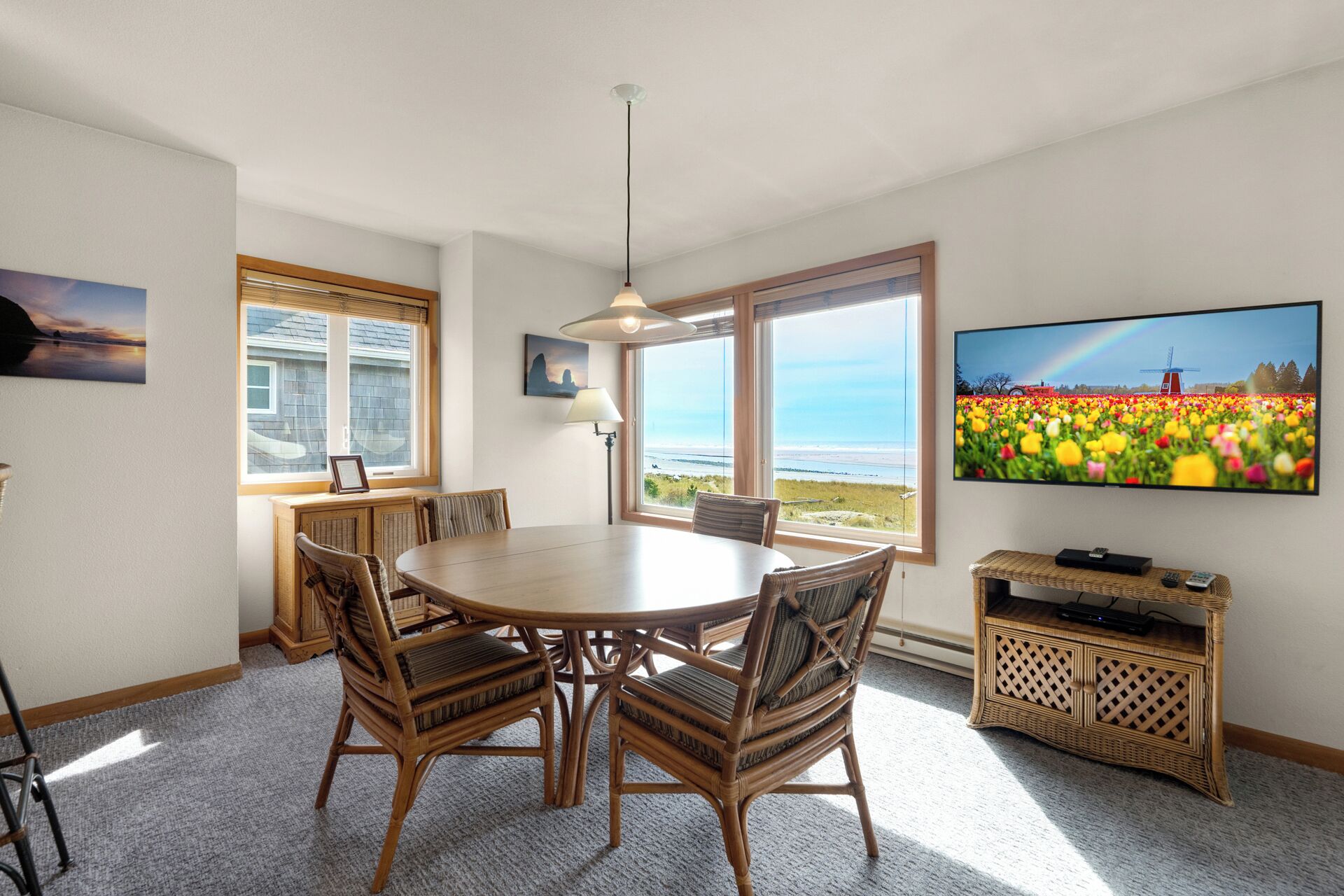 White Heron Contemporary - Oceanfront 1 Bedroom King Suite - Located 3 blocks from Hotel Property | In-room dining