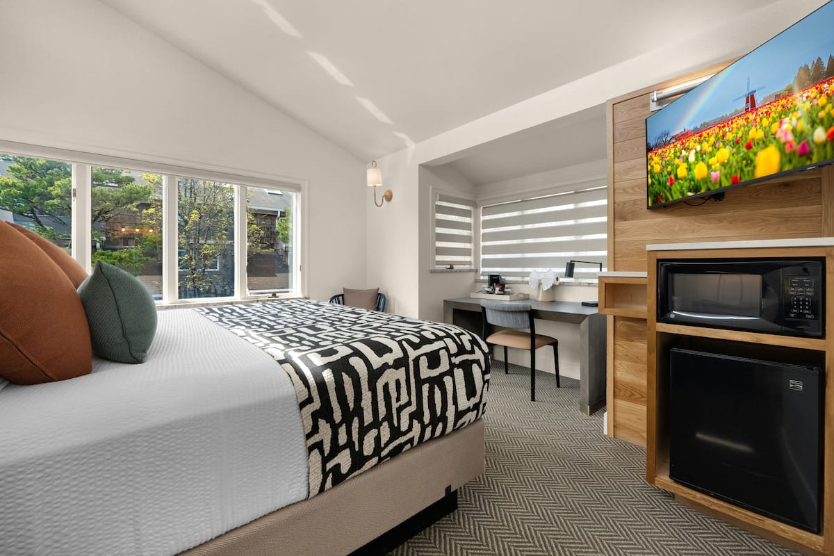 Garden Court - King Room - No View | 1 bedroom, iron/ironing board, free WiFi, bed sheets