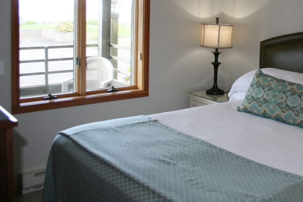 Southwind - Ocean View 1 Bedroom Suite - Kitchen, Fireplace, Spa Tub, Deck | 1 bedroom, iron/ironing board, free WiFi, bed sheets