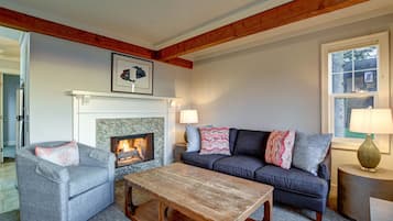 White Heron Victorian - Oceanfront - 1 Bedroom King Suite - Located 3 blocks from Hotel Property | Vista desde la habitación