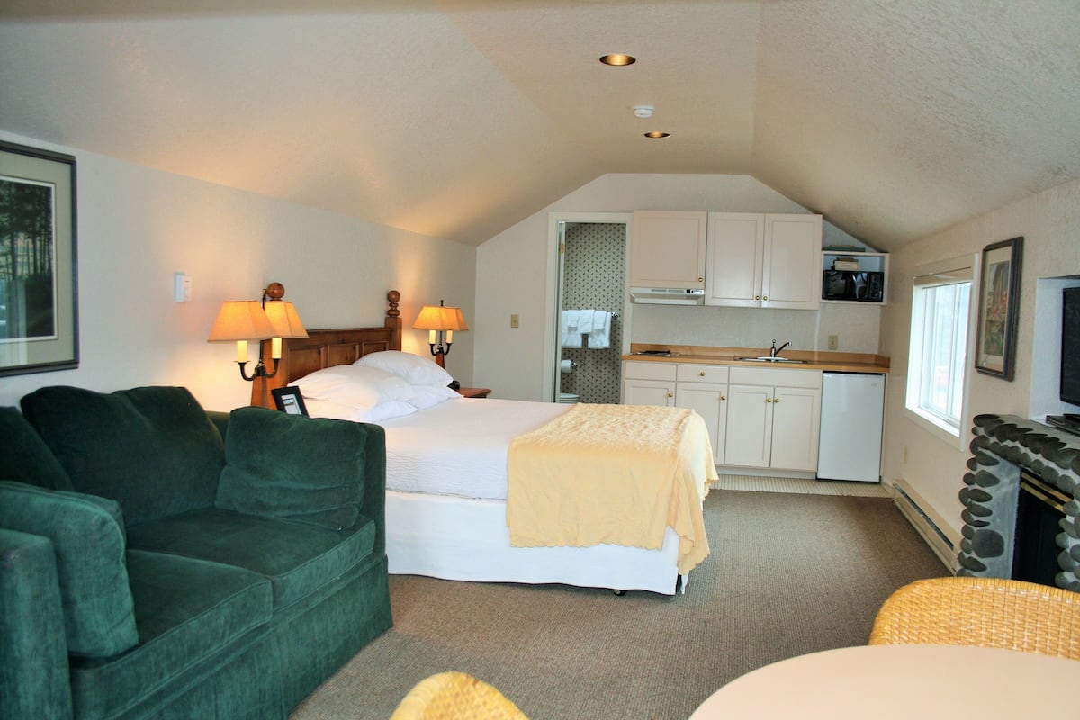 Southwind Spray Studio, Limited Ocean View | 1 bedroom, iron/ironing board, free WiFi, bed sheets