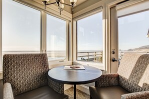 Zimmer, Küche, Meerseite | 1 Schlafzimmer, Bügeleisen/Bügelbrett, kostenloses WLAN, Bettwäsche