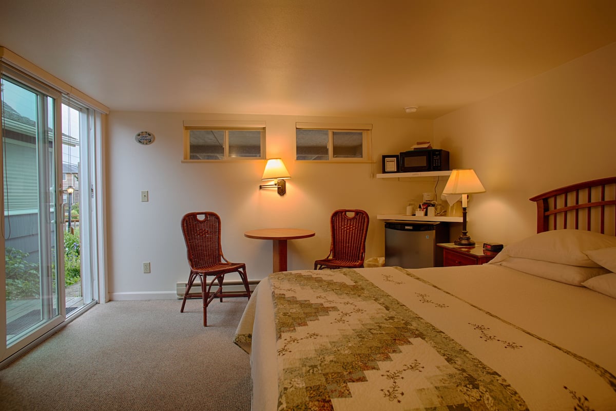Argonauta Lower Lighthouse - Queen Room Cottage | 1 bedroom, iron/ironing board, free WiFi, bed sheets