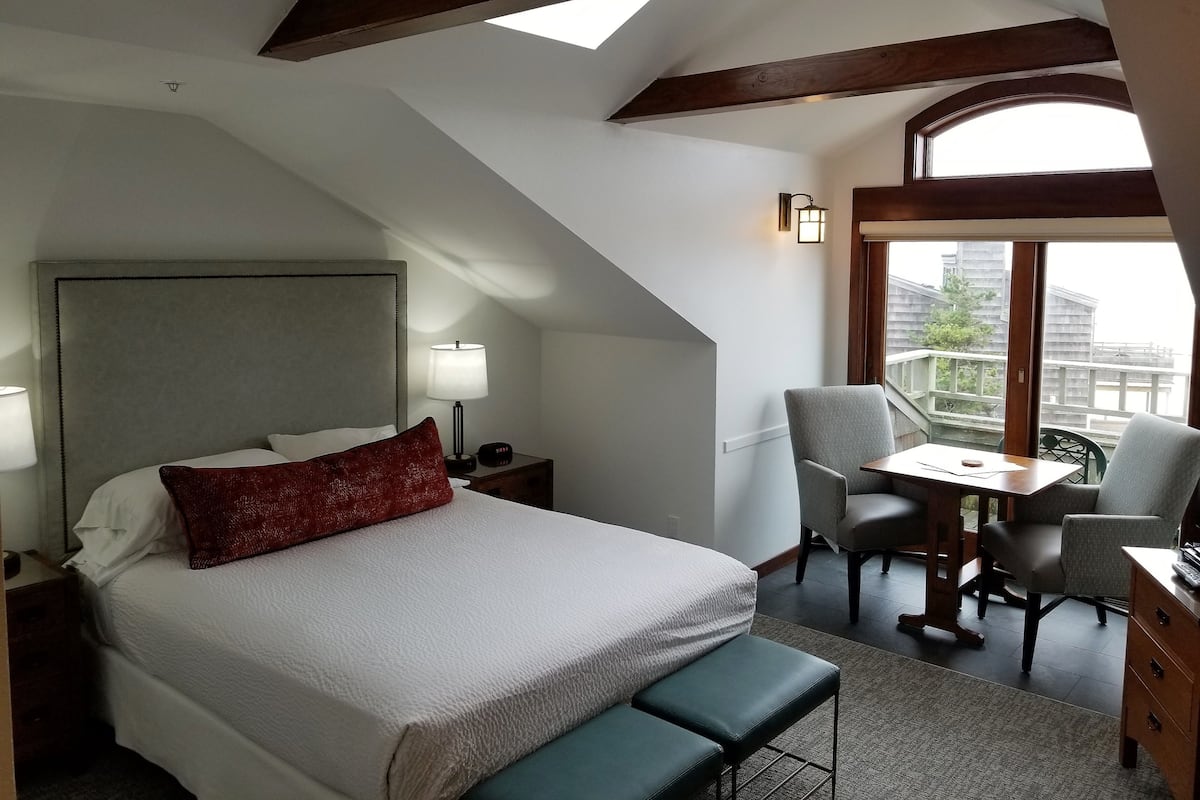 La Colina - Ocean View Queen Loft - Fireplace, Wetbar, Private Balcony | 1 bedroom, iron/ironing board, free WiFi, bed sheets