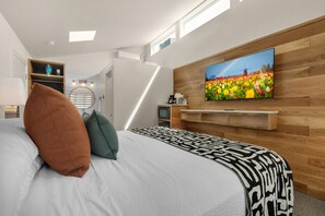 Tabla de planchar con plancha, wifi gratis y ropa de cama