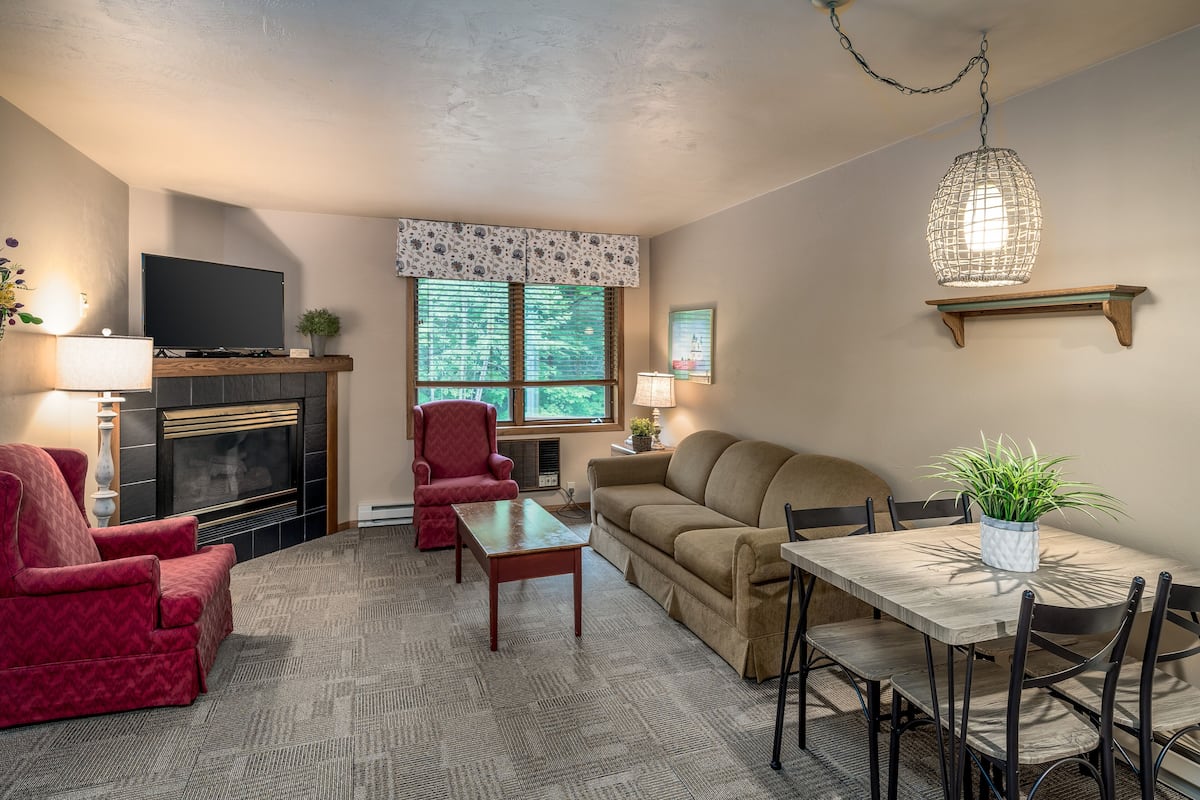 Suite with Whirlpool, 1 Queen Bed + Sofa Bed (No Pets) | Living area | 43-inch TV with cable channels