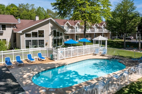 Exterior. Somerset Inn & Suites