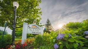 A sign for Somerset Inn & Suites with a garden in the foreground. - Somerset Inn & Suites (Ephraim)