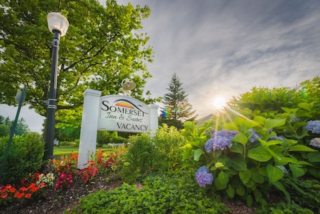 Garden. Somerset Inn & Suites