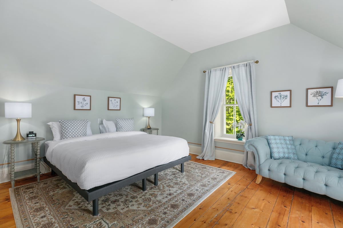 Superior Room, 1 King Bed (N°3) | 2 bedrooms, individually decorated, individually furnished