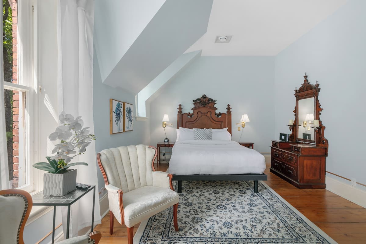 Classic Room, 1 Queen Bed (N°2) | 2 bedrooms, individually decorated, individually furnished