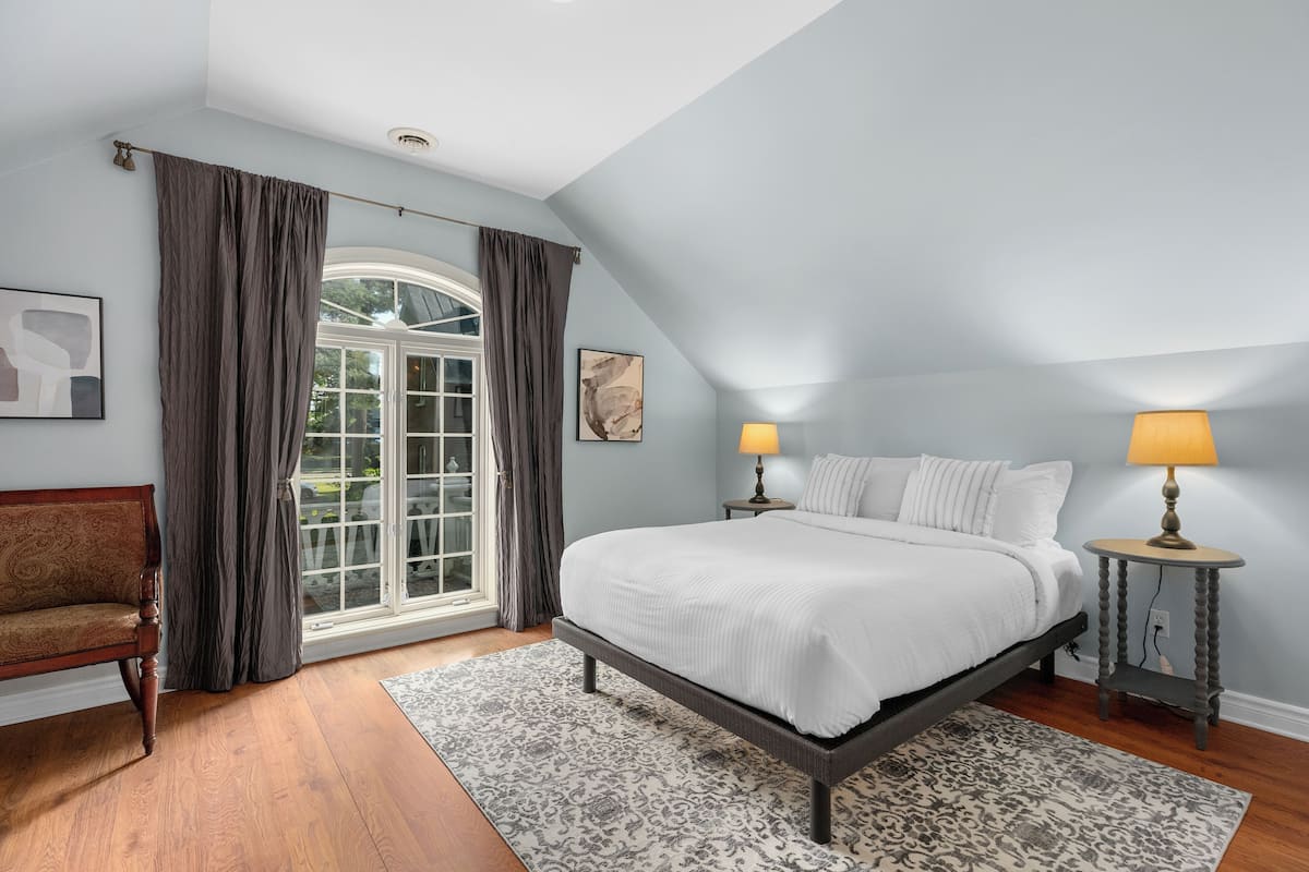 2 bedrooms, individually decorated, individually furnished