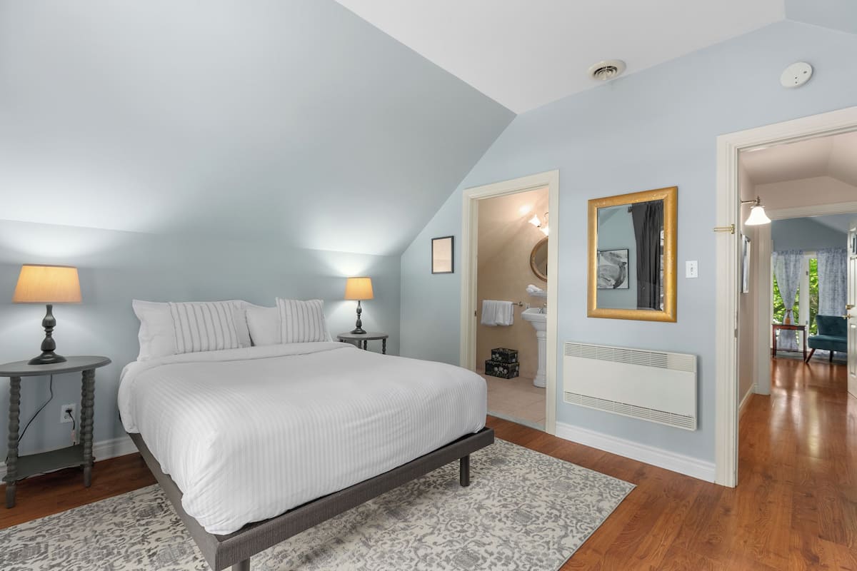 Classic Room, 1 Queen Bed (N°6) | 2 bedrooms, individually decorated, individually furnished