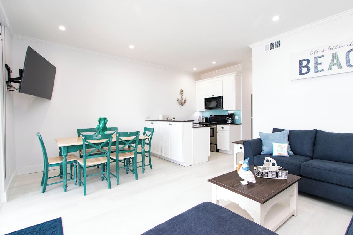 Departamento, 2 habitaciones, cocina, vista al océano | Área de sala de estar | Televisión de pantalla plana