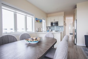 Apartment, 2 Bedrooms, Kitchen, Ocean View | In-room dining