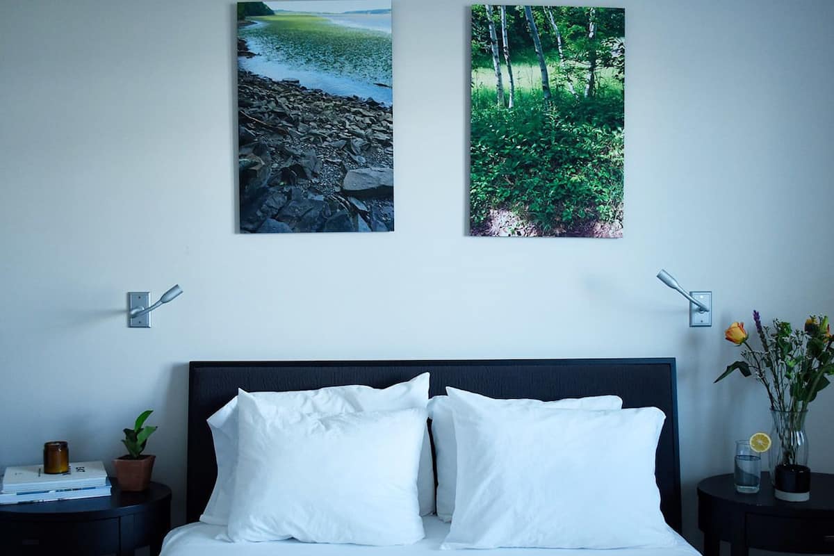 2 Bedroom Oceanview Lower/Upper | Individually decorated, individually furnished, laptop workspace