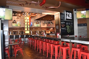 2 bars/lounges - Angel Of The Winds Casino Resort (Arlington)