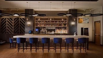 3 restaurants, servant le déjeuner et le dîner; cuisine américaine