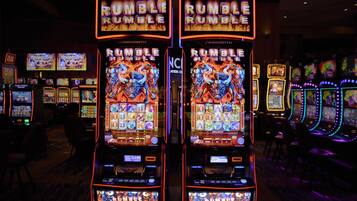 Una hilera de máquinas tragamonedas con el logotipo 'Rumble', indicando un ambiente de casino.