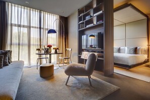 Ropa de cama de alta calidad y minibar 