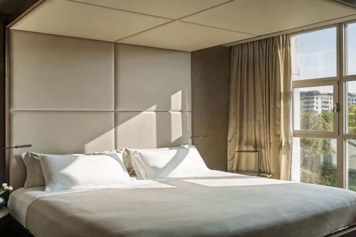 Bộ đồ giường cao cấp, minibar, két bảo mật tại phòng, bàn