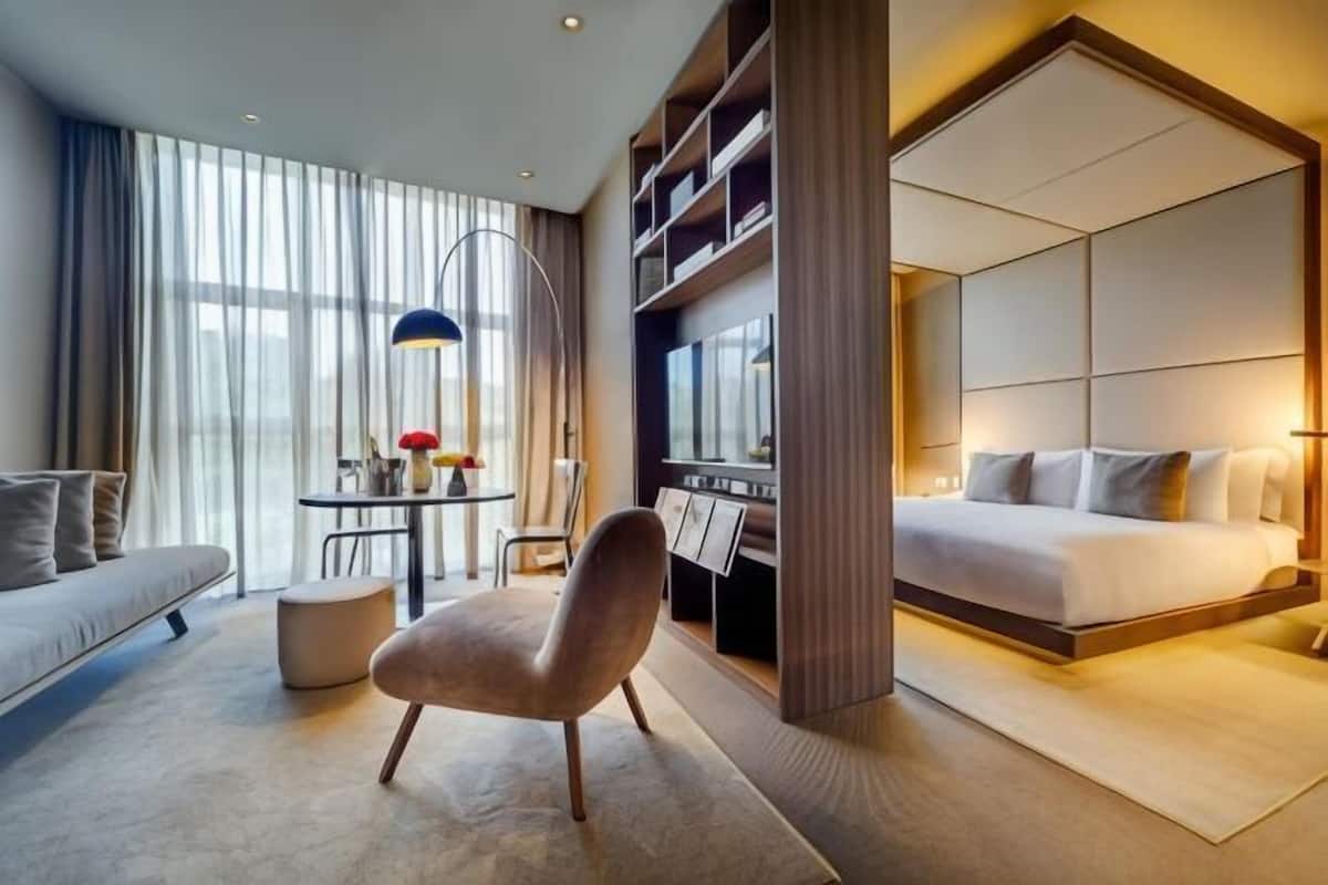 Premium bedding, minibar, in-room safe, desk