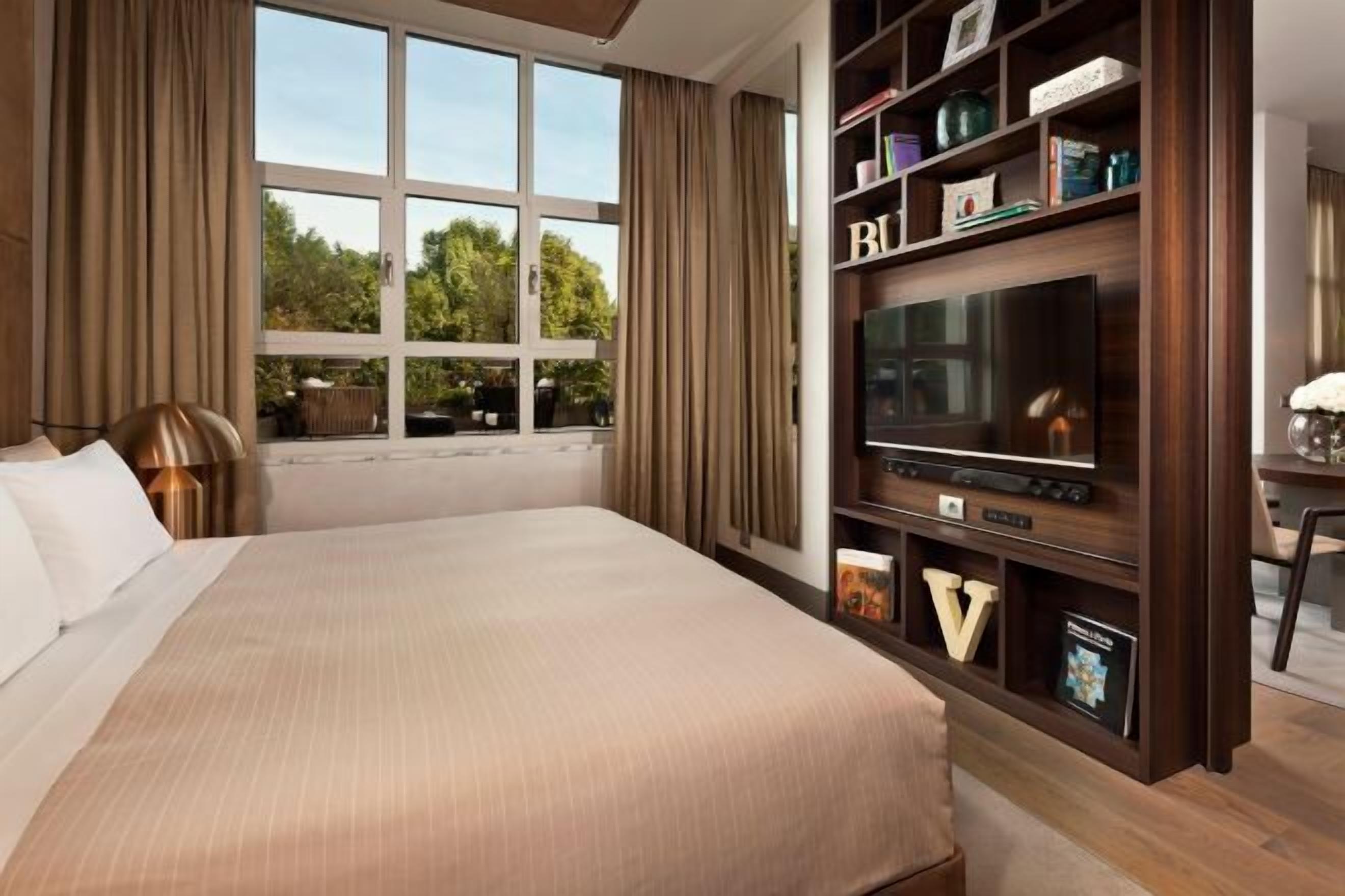 Premium bedding, minibar, in-room safe, desk