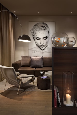 Beyond ME + Suite with Terrace | Seprai premium, minibar, brankas, dan meja kerja