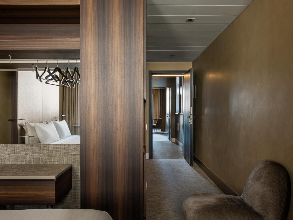Ropa de cama de alta calidad, minibar, caja fuerte y escritorio