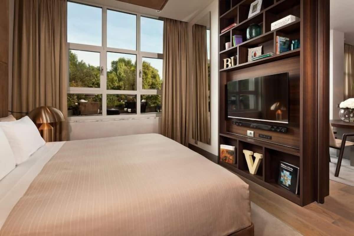 Premium bedding, minibar, in-room safe, desk