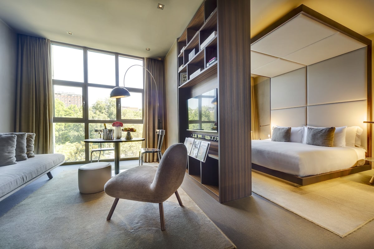 Extra ME + Junior Suite with City View | 1 habitación, ropa de cama de alta calidad y minibar
