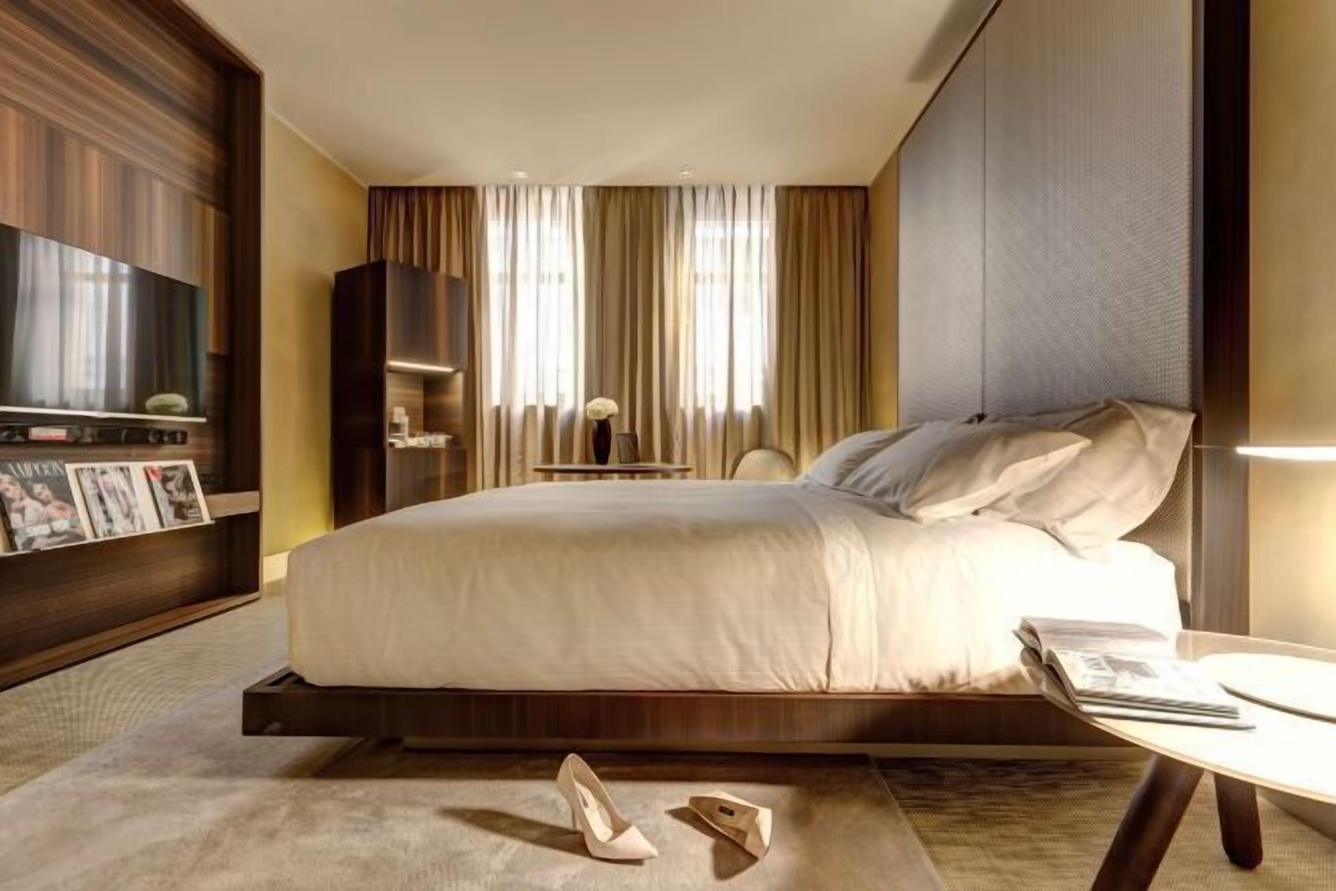 Premium bedding, minibar, in-room safe, desk