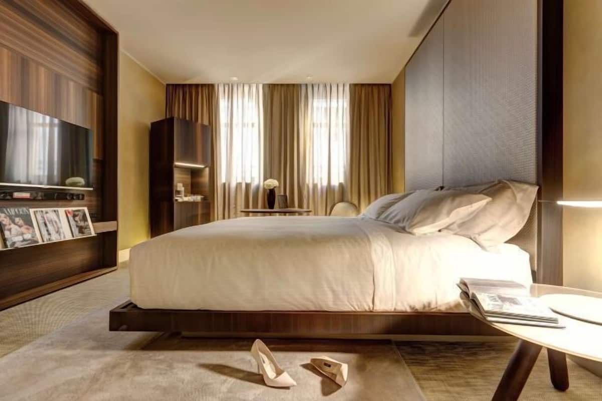 Premium bedding, minibar, in-room safe, desk