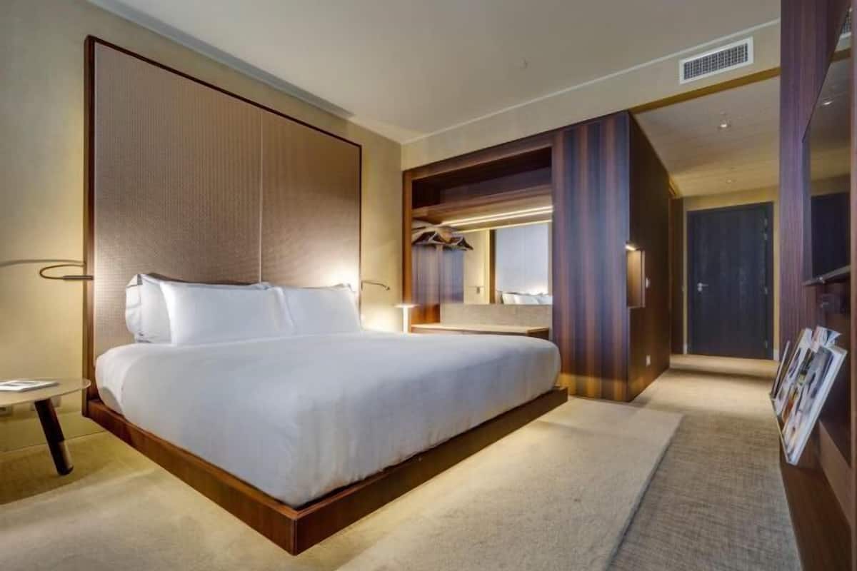 Premium bedding, minibar, in-room safe, desk