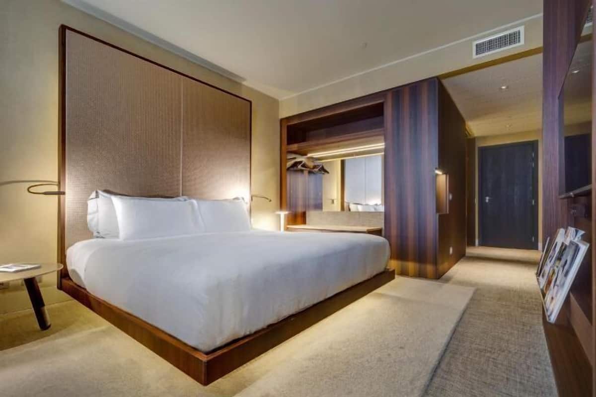 Premium bedding, minibar, in-room safe, desk